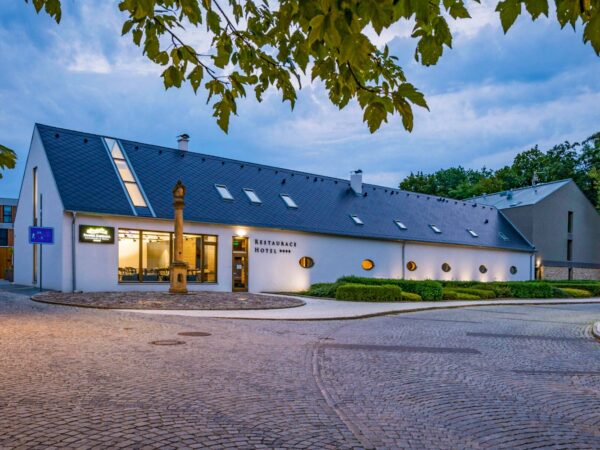 Stredné Čechy oproti zámku a blízko Karlštejna a Prahy v Hoteli Panská zahrada **** s wellness a raňajkami