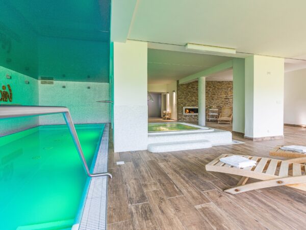 Boží Dar: Apartmán Engadin pre 4 osoby s raňajkami a neobmedzeným i privátnym wellness (bazén, sauny, vírivka)