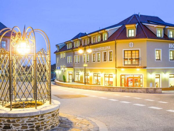 Hluboká nad Vltavou 700 m od zámku: Hotel Záviš z Falkenštejna **** s polpenziou + vstup do kúpeľov a zámku