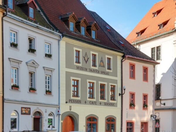 Loket pri Karlových Varoch s výhľadom na hrad v Pensione Masonic House **** s raňajkami/polpenziou + vstupenky