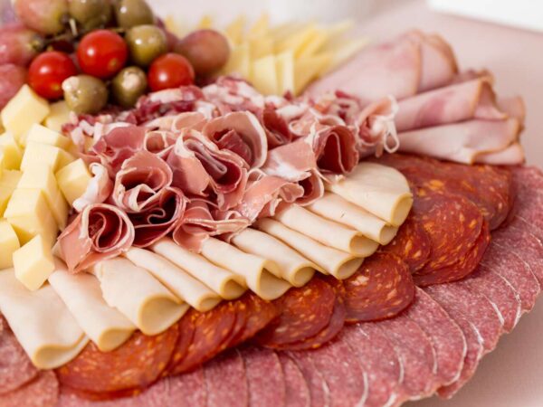Studená syrová misa, vegánska misa alebo vegetariánska misa s jogurtovým dresingom pre 4 – 5 osôb