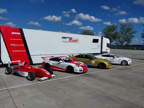 Pilotujte pretekársku formulu, Porsche v GT3 úprave, Mustang GT V8 alebo BMW M4 CS – výber je na vás