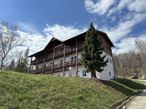 Úžasná dovolenka v chatkách alebo apartmánoch na Muránskej planine s wellness a dieťaťom do 12 rokov v cene, ideálne pre milovníkov prírody