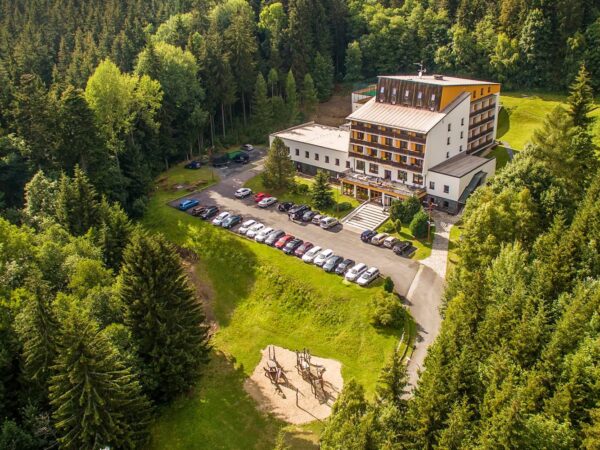 Jeseníky v Hoteli Kamzík *** s polpenziou a neobmedzeným wellness s bazénom a 7 saunami + športové vyžitie