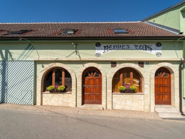 Južná Morava: Pobyt blízko pamiatok v Penzióne Rendezvous s raňajkami alebo polpenziou a welcome drinkom