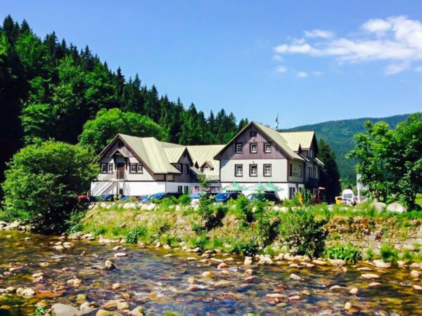 Krkonoše: Špindlerův Mlýn blízko aquaparku v Hoteli Hradec *** s raňajkami či polpenziou + wellness a vírivka