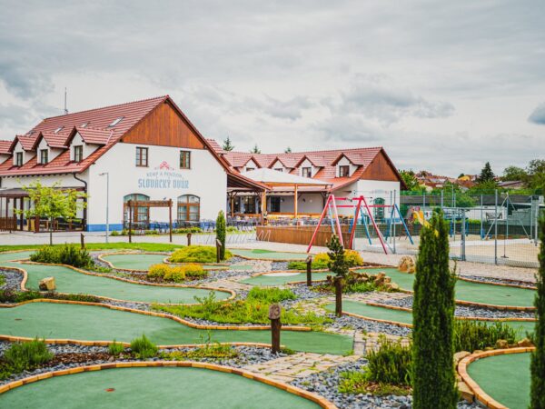 Slovácký dvůr v chatkách aj penzióne s raňajkami/polpenziou, prírodným kúpaliskom a (nielen) športovým vyžitím