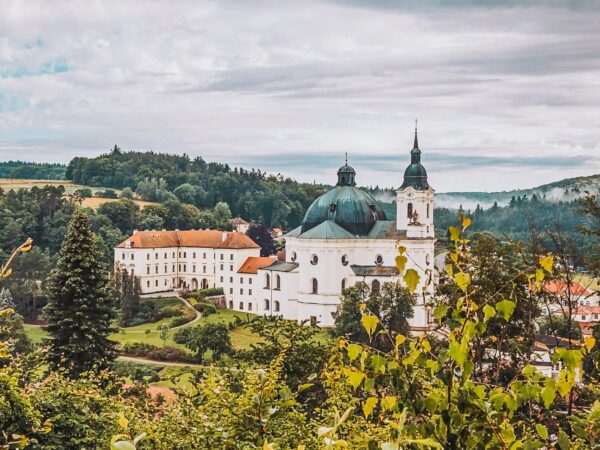 Moravský kras štýlovo: Romantický pobyt na Zámku Křtiny s raňajkami či polpenziou a welcome drinkom + darček