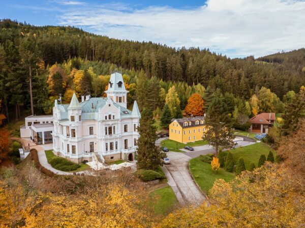 Karlove Vary: Zámocký pobyt v Chateau Cihelny **** s raňajkami či polpenziou, neobmedzeným wellness a masážou