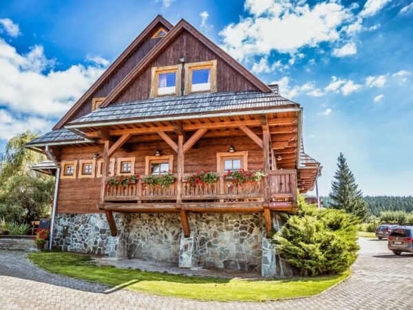 Nízke Tatry v Penzióne Schweintaal s raňajkami/polpenziou, wellness a vonkajším bazénom + sladké občerstvenie