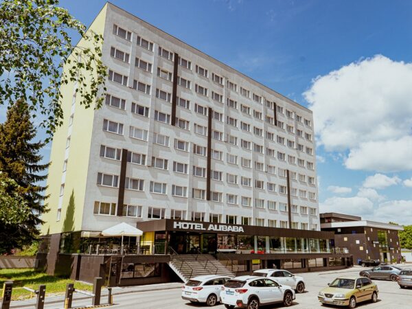 Humenné: Hotel Alibaba *** s fínskou a parnou saunou, polpenziou + športové vyžitie (tenis, squash, fitness)