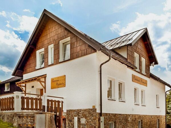 Šumava blízko atrakcií: Pobyt v Penzióne Samoty s polpenziou, krytým vonkajším bazénom, posilňovňou a ihriskom