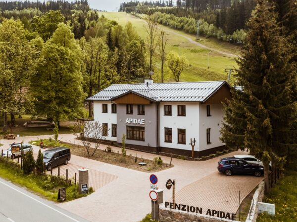 Deštné v Orlických horách blízko atrakcií: Horský penzión Apidae s raňajkami, ihriskom a úschovňou bicyklov