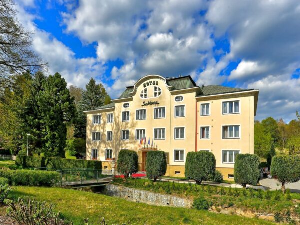 Krušné hory pri kúpeľoch: Active & Wellness Hotel Subterra ****+ s polpenziou, 3 saunami, vírivkou + vstupenka
