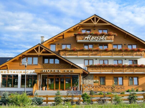 Polanica Zdroj: Hotel Alpejski *** s raňajkami či polpenziou a vstupom do wellness neobmedzene (bazén a sauna)