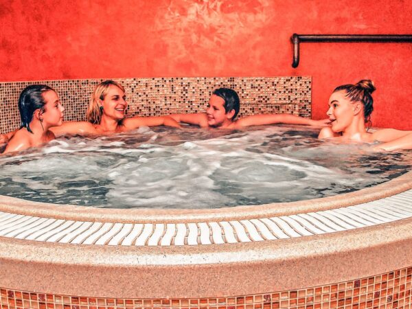Krkonoše: Harrachov s výhľadom na skokanské mostíky v Pensione 7 s privátnym wellness, raňajkami či polpenziou