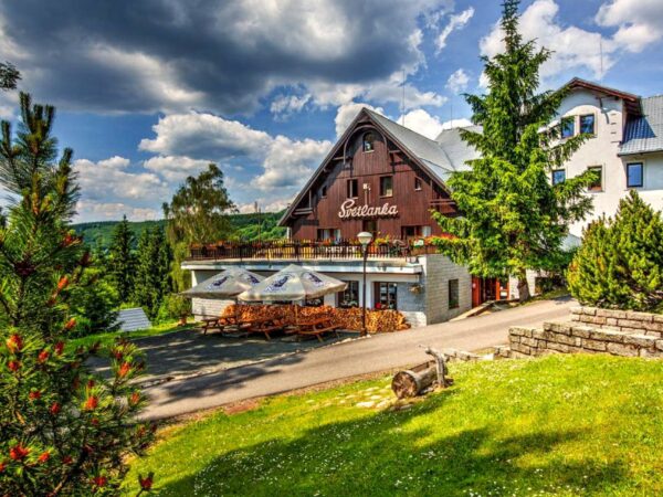 Krkonoše: Rokytnice nad Jizerou v Chate Světlanka s polpenziou a vyžitím (šípky, ihrisko…) + detský kútik