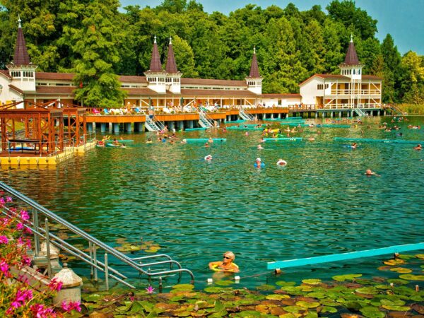 Hévíz len 7 km od Balatonu: Pobyt v Park Hoteli *** s polpenziou a vstupom do prírodného termálneho jazera