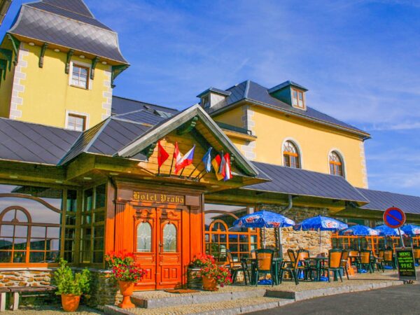 Krušné hory: Hotel Praha *** s polpenziou, saunou a neobmedzeným vstupom do bazéna a vírivky + hudobné večery