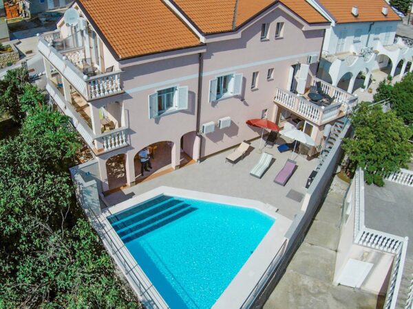 Chorvátsky Karlobag len 250 m od pláže pre 4-7 osôb v klimatizovaných Apartmánoch Kathy s vonkajším bazénom