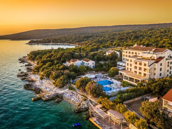 Ostrov Pag len 45 m od mora v 4* Hoteli La Luna s polpenziou/all inclusive, wellness a bazénom + dieťa zdarma