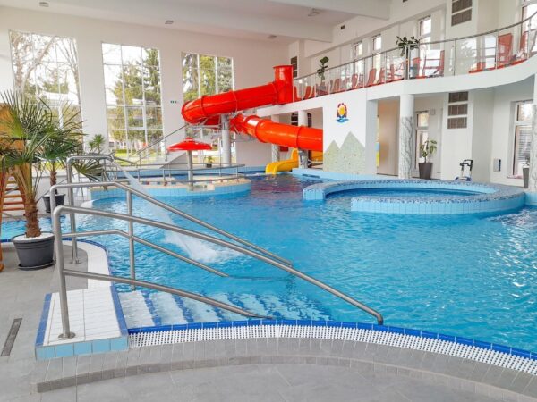 Bogács: Hotel Strand *** priamo prepojený s termálnymi kúpeľmi (8 bazénov) s neobmedzeným vstupom + raňajky