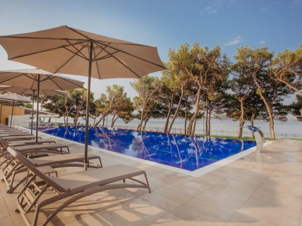 Vodice 50 m od pláže vo Ville Arausa *** s all inclusive light, vonkajším bazénom s ležadlami a wellness