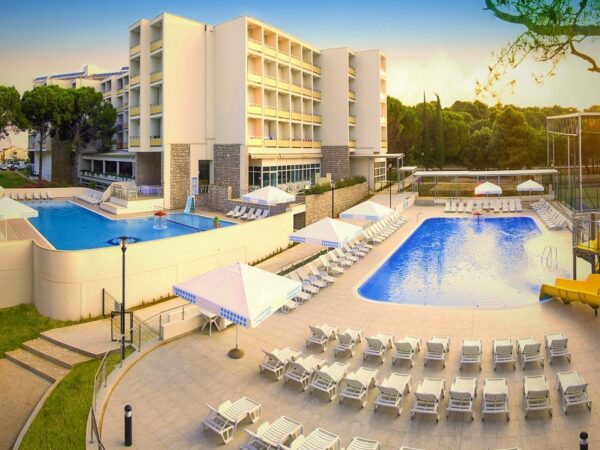 Chorvátsko: Biograd na Moru 800 m od pláže v Hoteli Adria *** s all inclusive + 2 vonkajšie bazény a animácie