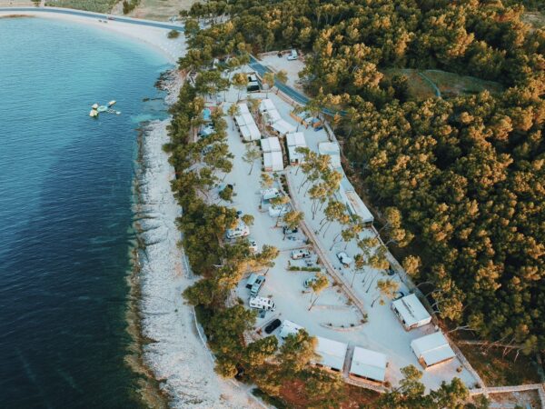 Chorvátsko: Brač 30 m od mora v Boutique Campingu Bunja až pre 6 osôb s klimatizáciou + súkromná pláž a bazén