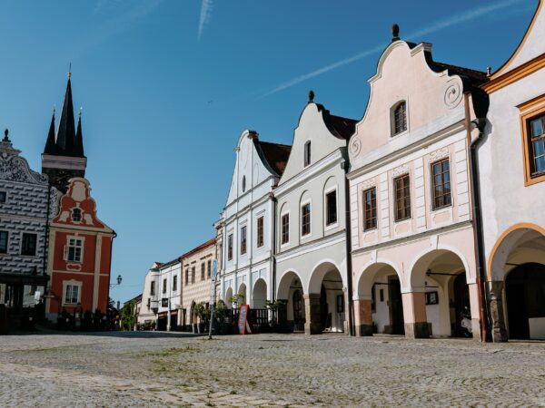 Pobyt pri pamiatkach UNESCO: Historické centrum Telča v romantickom Penzióne No. 20 s bufetovými raňajkami