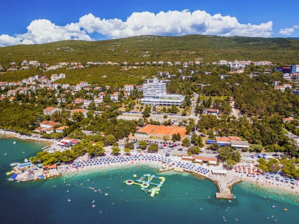 Malebná Crikvenica 250 m od pláže v Hoteli Omorika **** s all inclusive a bazénom + deti do 12 rokov zadarmo