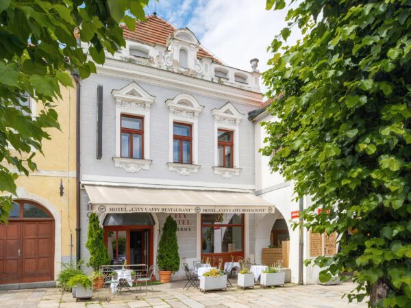 Južné Čechy: Hotel City *** s raňajkami formou bufetu, fľašou Prosecca a zľavou na masáž + úschovňa bicyklov