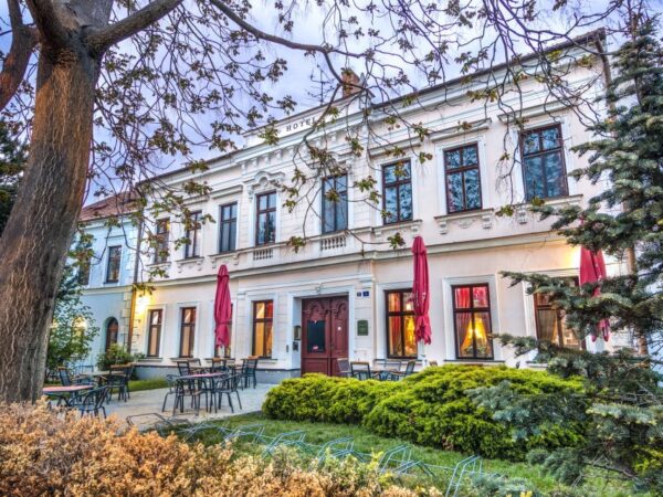 Romantika na Južnej Morave: Hotel Drnholec *** s polpenziou a relaxom v privátnych kúpeľoch + sekt a jahody