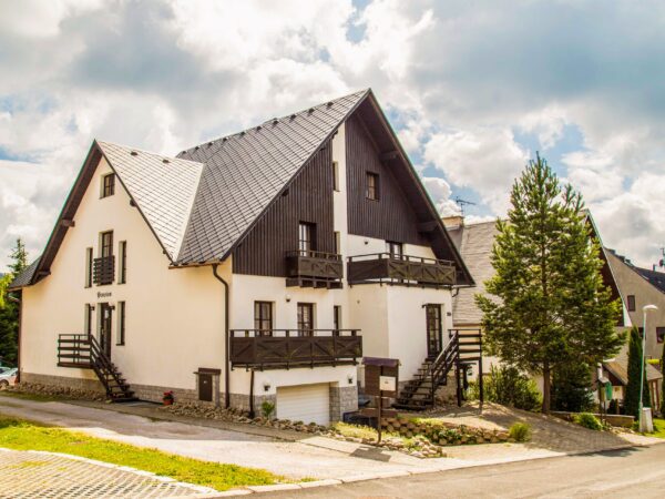 Pobyt v Krkonošiach blízko atrakcií: Harrachov v Penzióne U Bernardýna s polpenziou a zľavou na bobovú dráhu