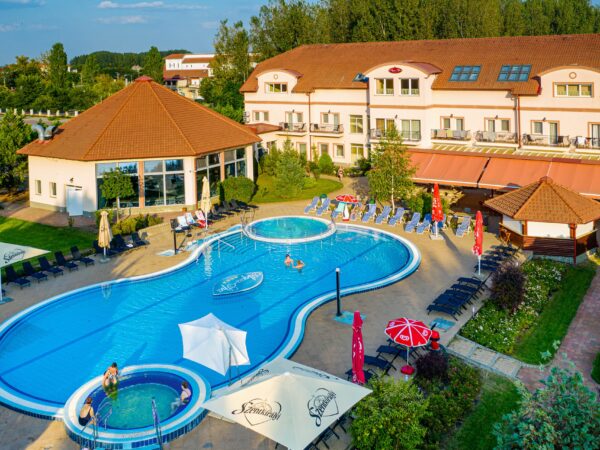 Maďarsko 200 m od kúpeľov: Aqua-Spa Konferencia és Wellness Hotel **** s polpenziou a wellness neobmedzene