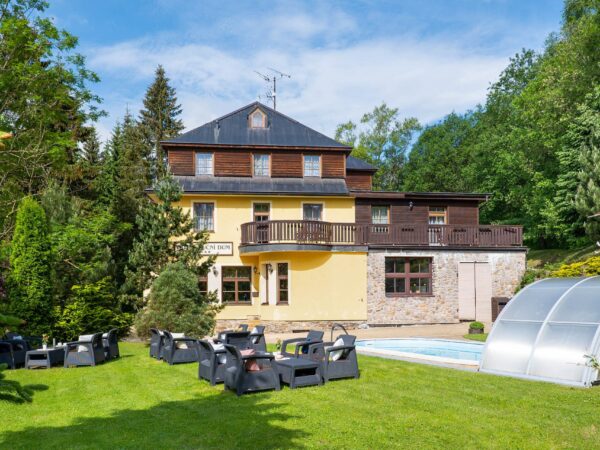 Janské Lázně pri Chodníku korunami stromov: Hotel Luční dům s polpenziou a bazénom + detské ihrisko a herňa