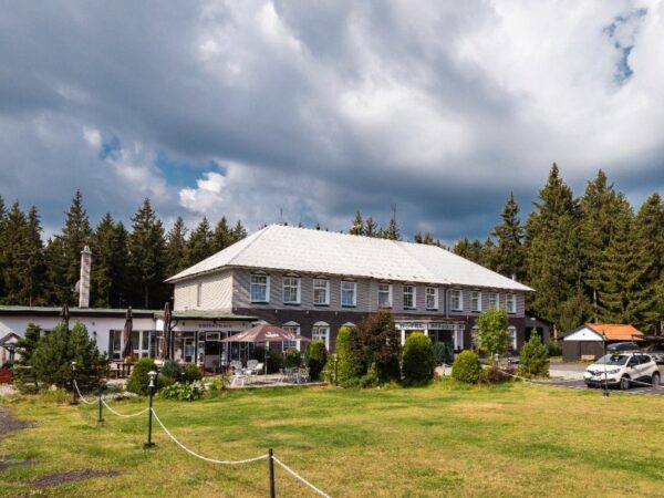 Krušné hory: Jáchymov blízko Božídarského rašeliniska v Hoteli Berghof *** s polpenziou + biliard a vyžitie