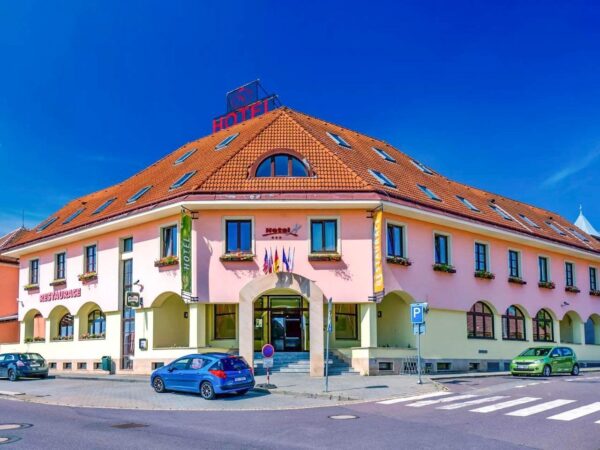 Znojmo v obklopení viníc: Rodinný Hotel N *** s polpenziou, vínom, návštevou cukrárne a odpočinkom v saune