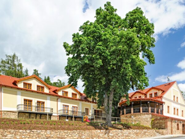Južné Čechy v Hoteli Gold Chotoviny **** s raňajkami, romantickou večerou a privátnou vírivkou so sektom
