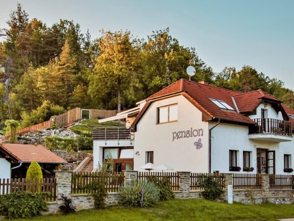 Český Krumlov len 400 m od centra v Penzióne Fialka s raňajkami, relaxáciou vo vírivke a detským ihriskom
