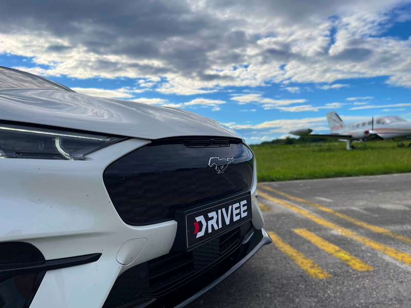 Jazda na Mustang Mach-E GT na letisku pre tínedžerov – Obrázok 4