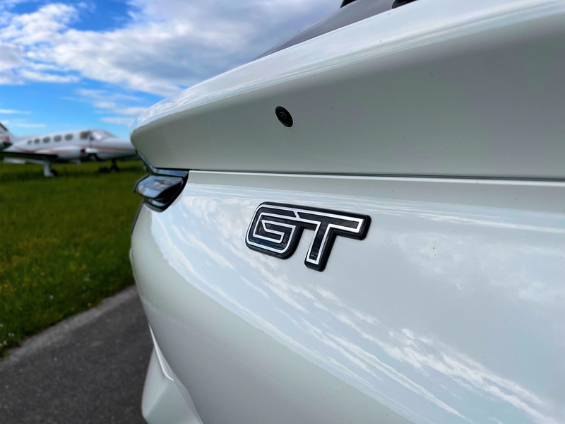 Jazda na Mustang Mach-E GT na letisku pre tínedžerov – Obrázok 6