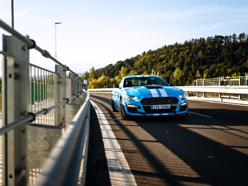 Jazda v premávke na Ford Mustang GT 500 paket – Obrázok 4