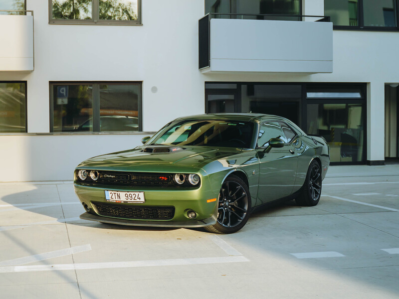 Jazda na Dodge Challenger HEMI V8 po okreskách