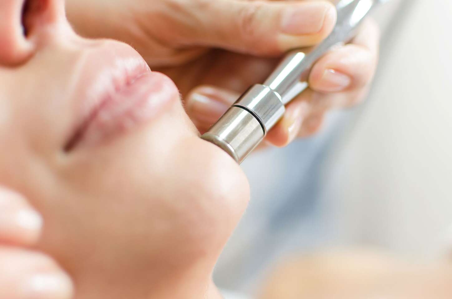 Hĺbkové ošetrenie pleti 4v1 alebo diamantová dermabrázia s kyselinou hyalurónovou – Obrázok 4