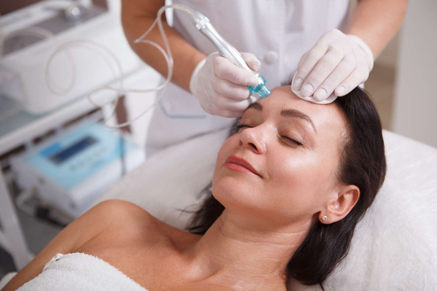 Komplexné ošetrenia Hydrabeauty pre čistú, hydratovanú a spevnenú pleť v salóne INA