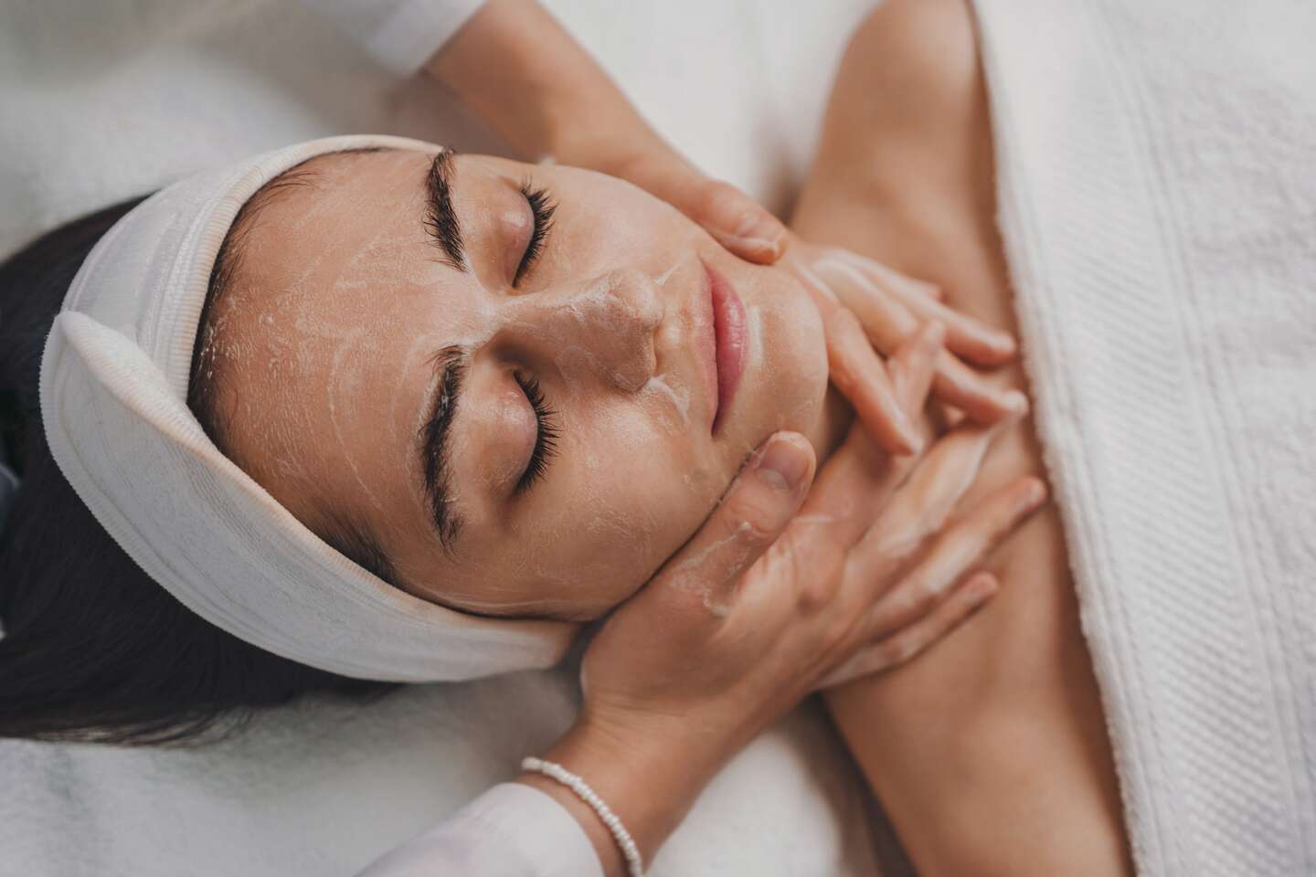 Komplexné ošetrenia Hydrabeauty pre čistú, hydratovanú a spevnenú pleť v salóne INA – Obrázok 3