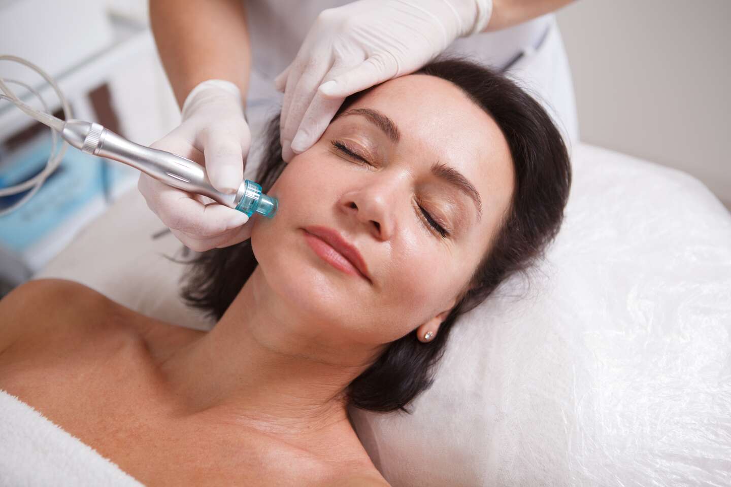 Komplexné ošetrenia Hydrabeauty pre čistú, hydratovanú a spevnenú pleť v salóne INA – Obrázok 2