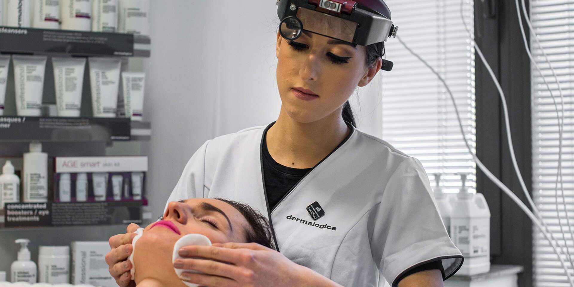 Komplexné ošetrenia Hydrabeauty pre čistú, hydratovanú a spevnenú pleť v salóne INA – Obrázok 4
