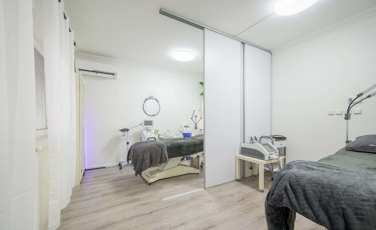 Komplexné ošetrenia Hydrabeauty pre čistú, hydratovanú a spevnenú pleť v salóne INA – Obrázok 6